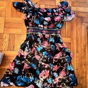 Ruffed floral short dress.